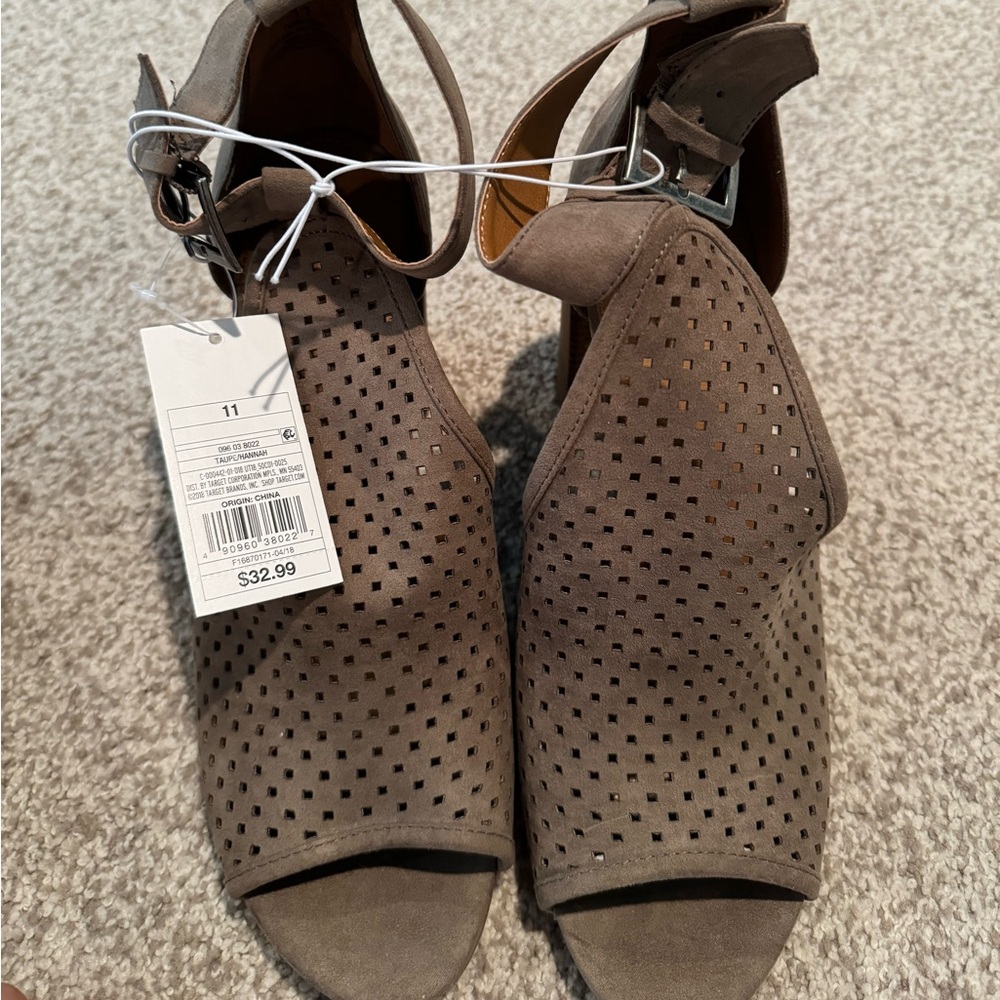 Women’s heels new with tags